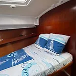 Voilier A Quai ספינת מלון גרואיסאן