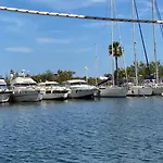 ספינת מלון Voilier A Quai