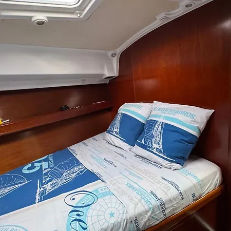Voilier A Quai Botel Gruissan