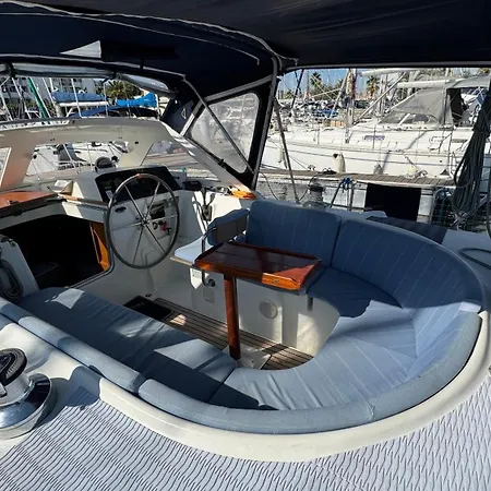 Voilier à Quai * Gruissan