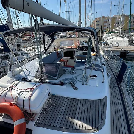 Voilier à Quai Bateau-hôtel