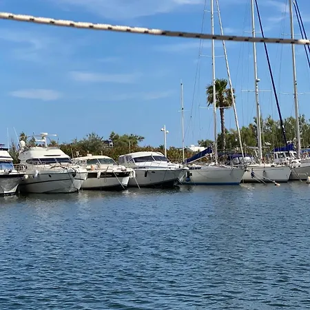 Botel Voilier A Quai