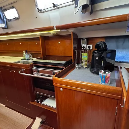 Voilier A Quai Gruissan