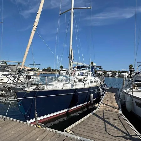 Voilier A Quai Botel