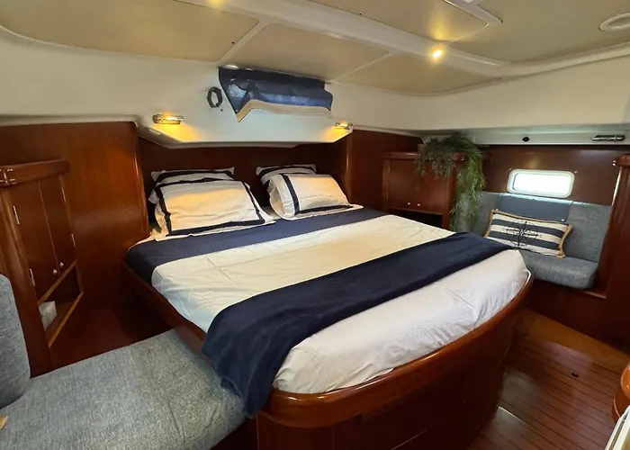 Tekne Voilier A Quai *